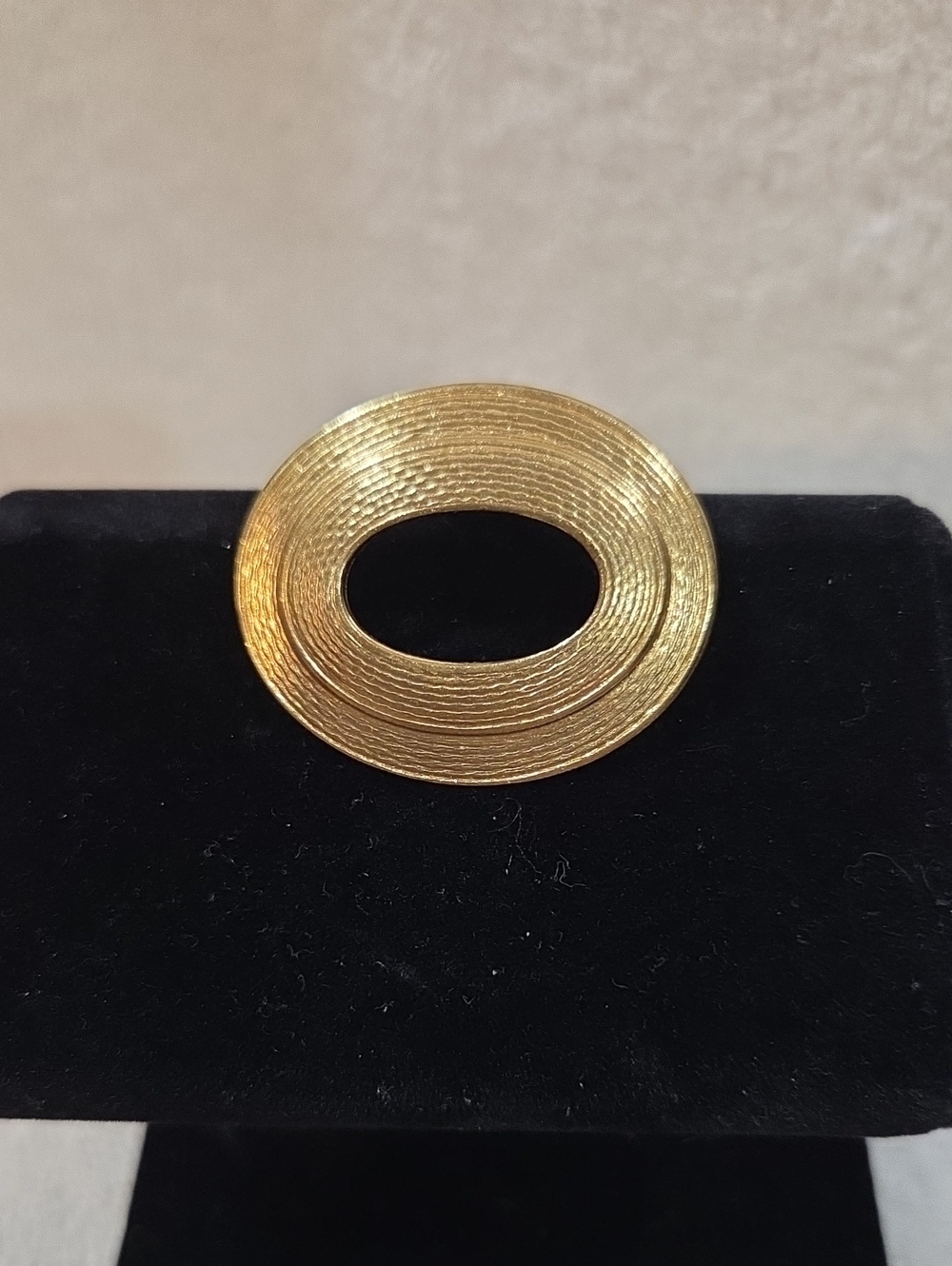 GOLDTONE OVAL SCARF CLIP